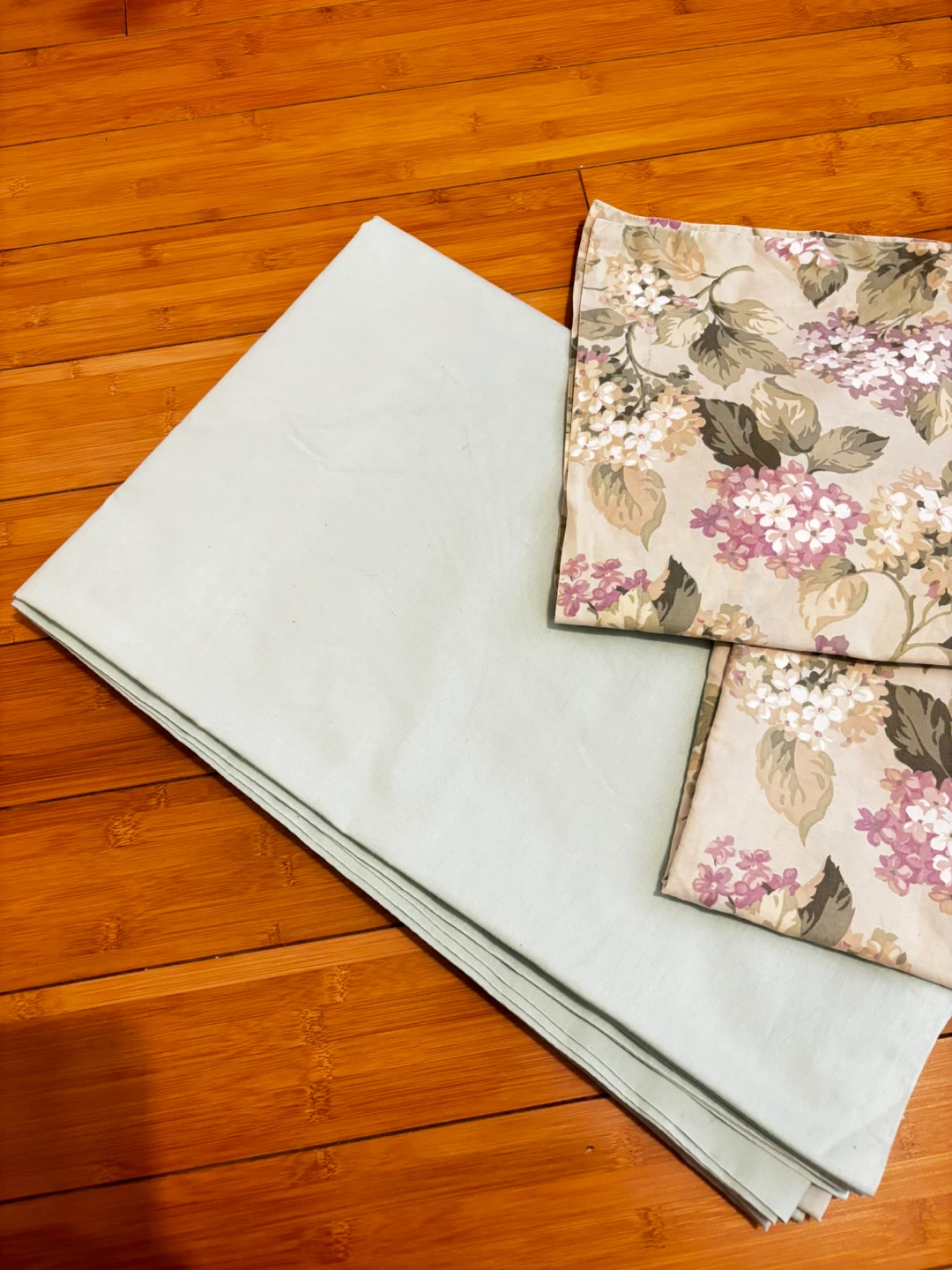 Two Floral Pillow cases and Solid bed sheet - photo 4
