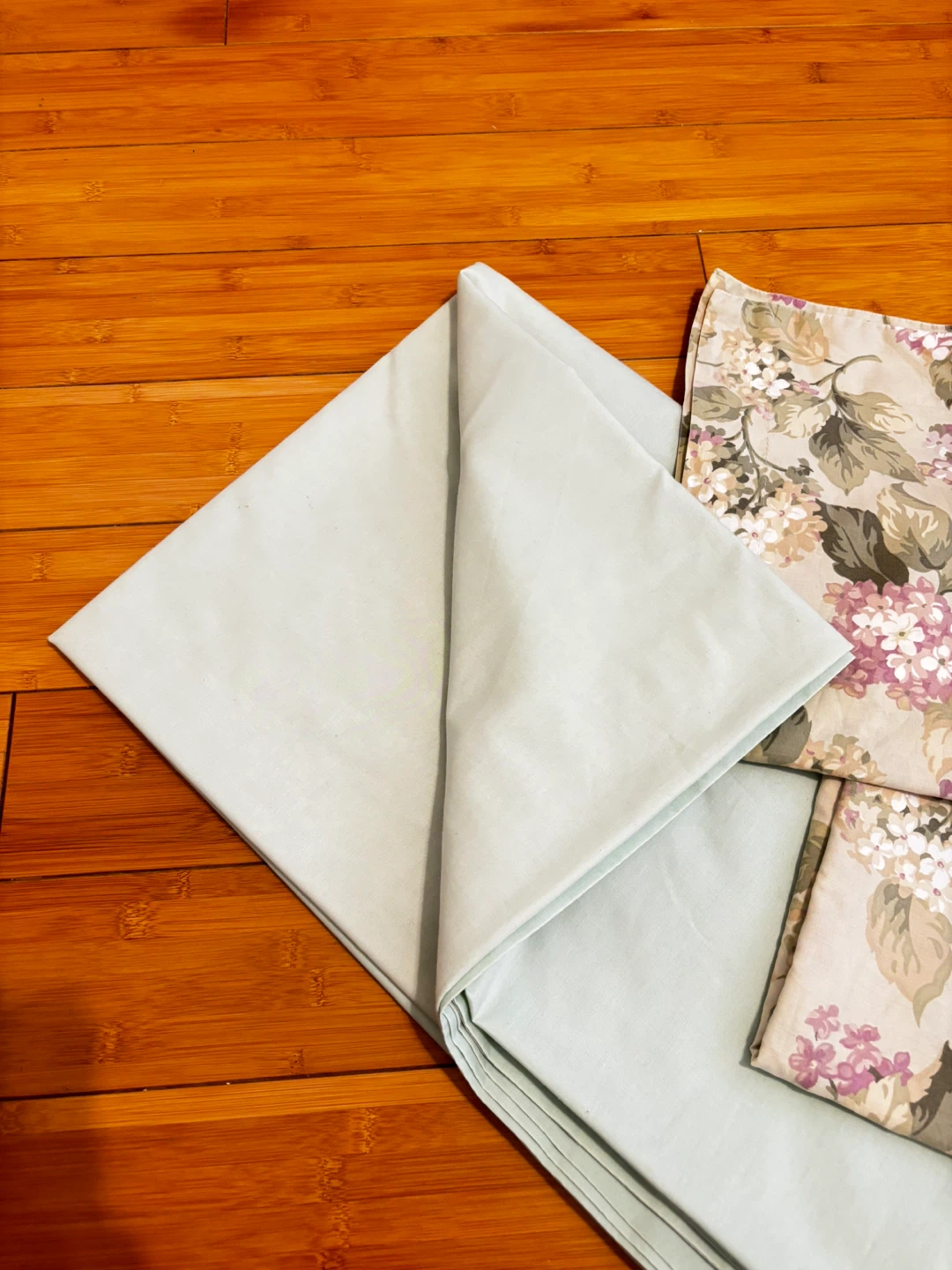 Two Floral Pillow cases and Solid bed sheet - photo 5