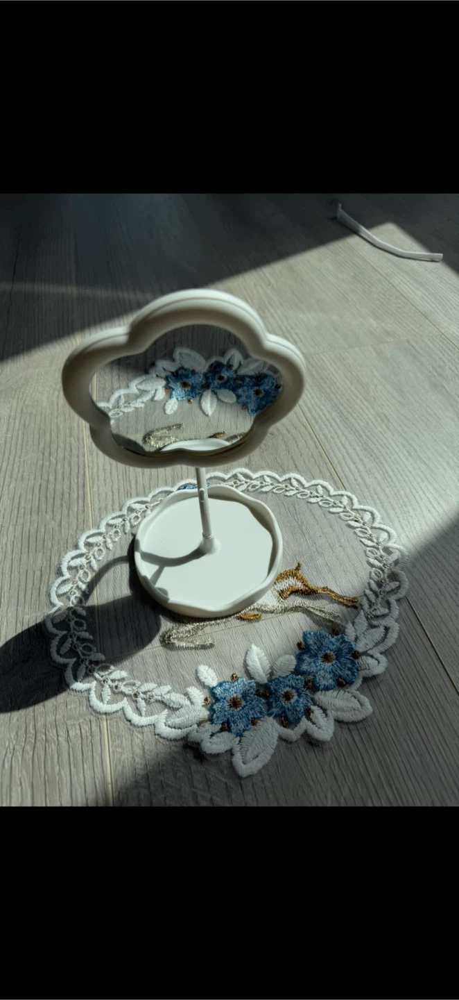 White flower-shaped tabletop mirror - photo 2