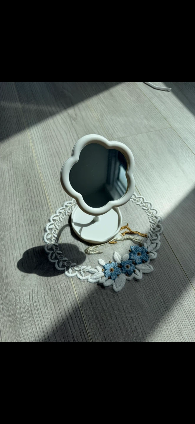 White flower-shaped tabletop mirror - photo 3