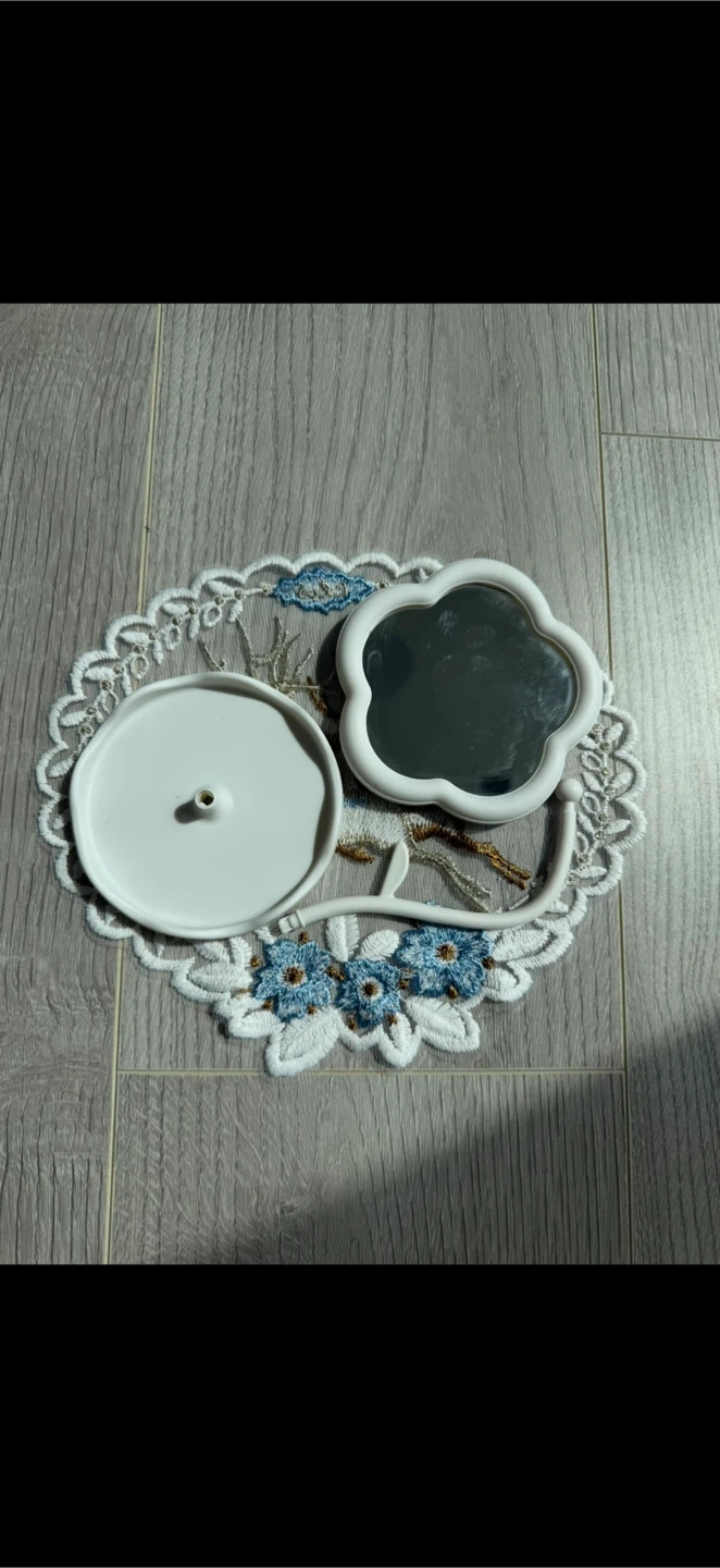 White flower-shaped tabletop mirror - photo 4