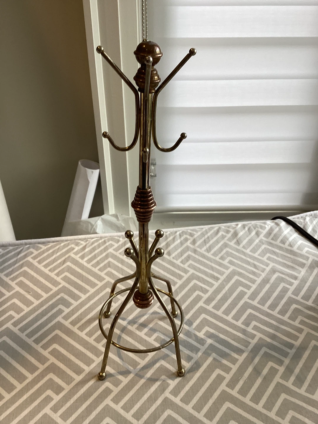BRASS NECKLACE HOLDER - photo 2