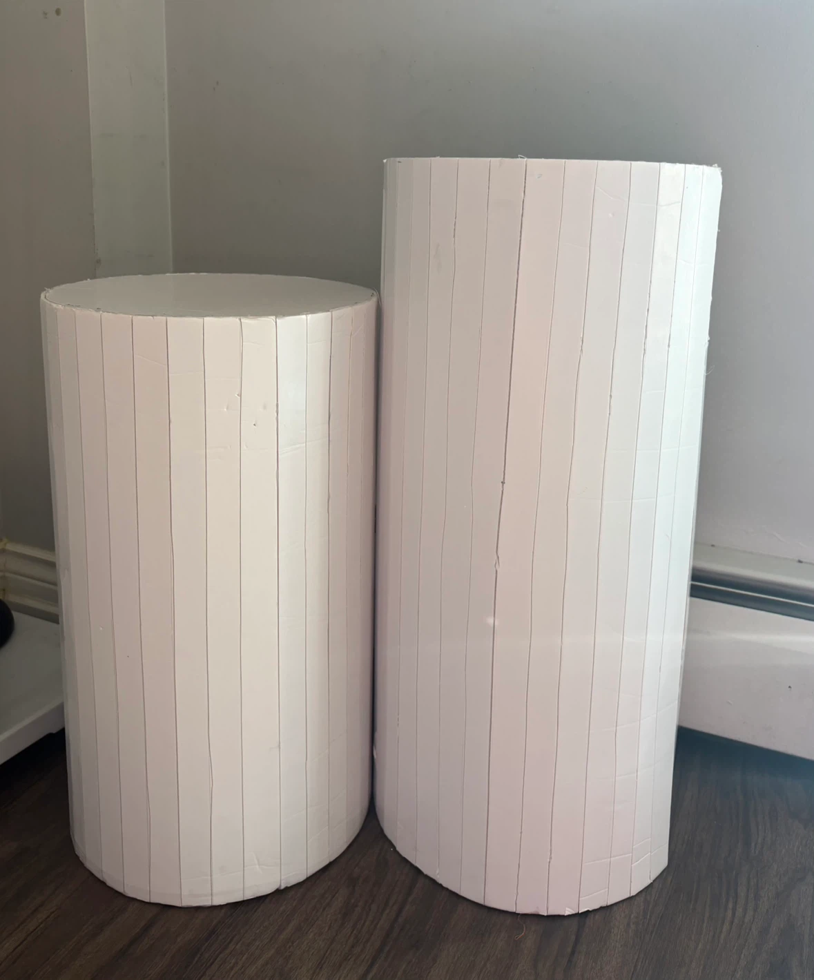 Two white cylindrical display pedestals - photo 2