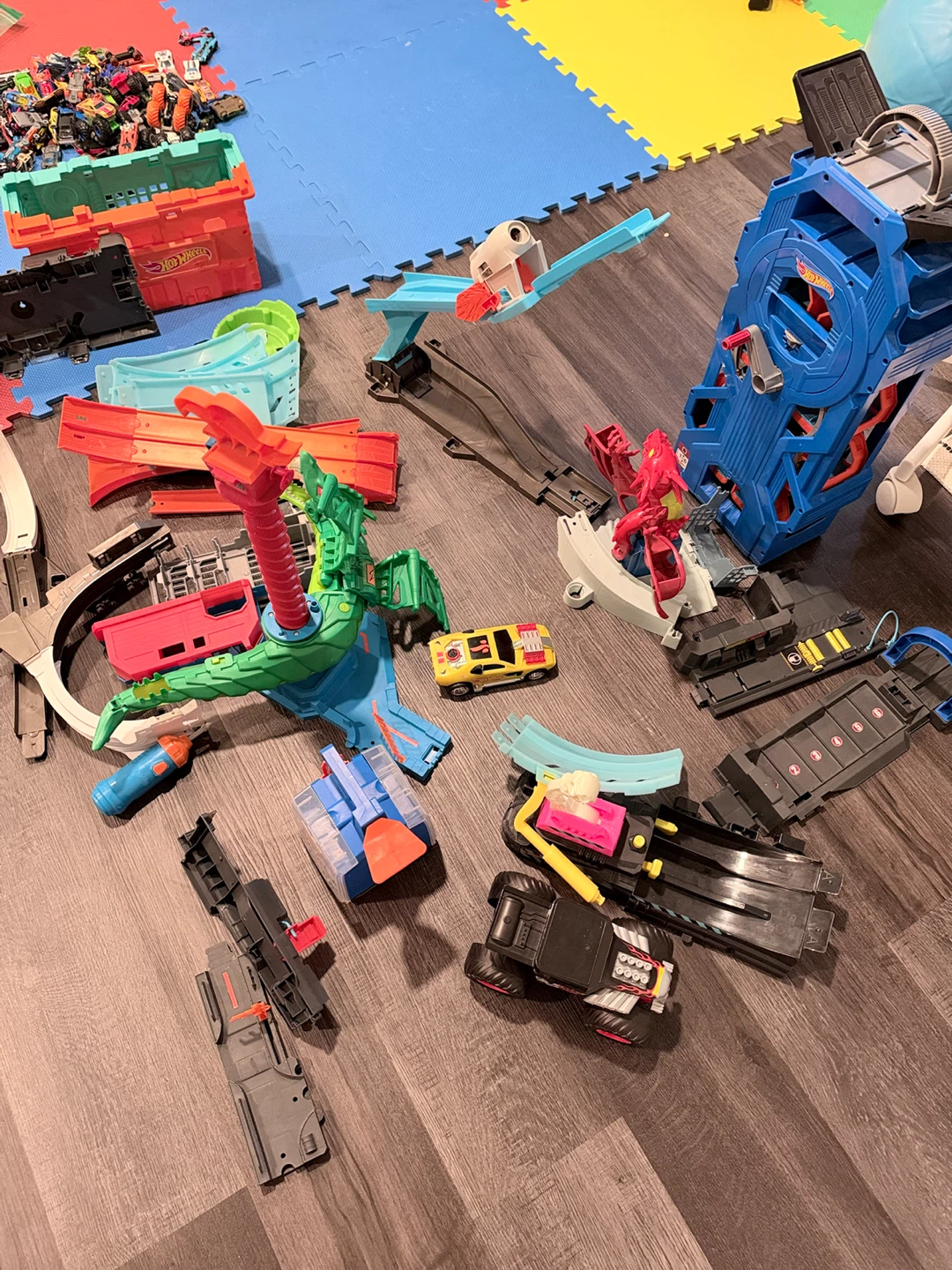 Hot wheels sets and cars - photo 2