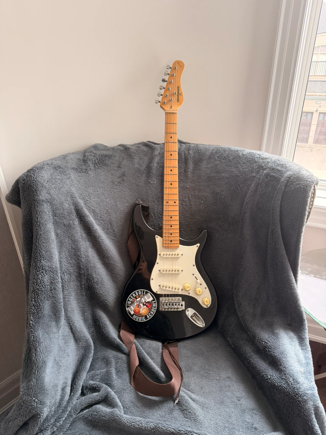 Behringer Electric Guitar – Black Strat Style – Beginner Guitar