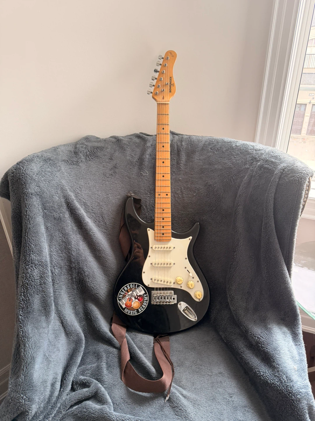 Behringer Electric Guitar – Black Strat Style – Beginner Guitar - photo 2