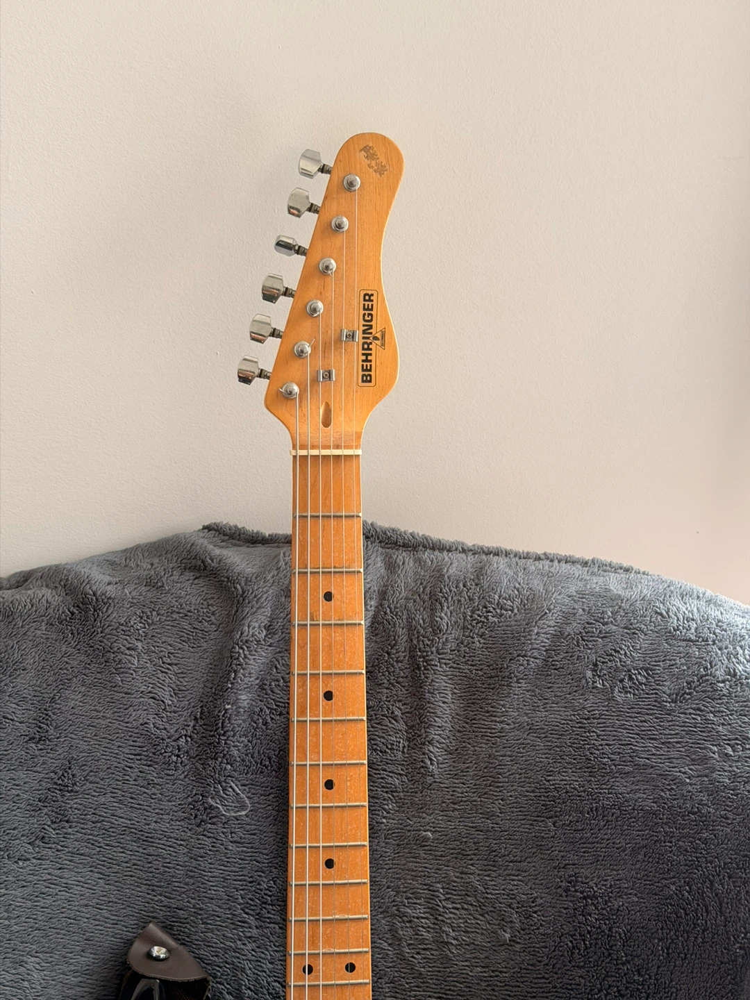 Behringer Electric Guitar – Black Strat Style – Beginner Guitar - photo 4