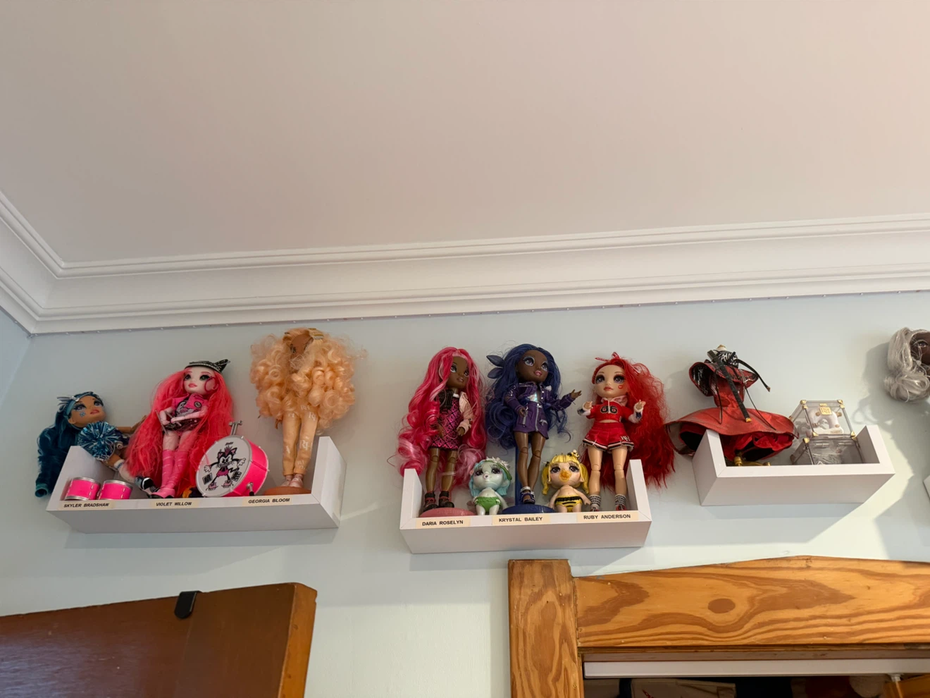 Large Collection of Rainbow High and LOL OMG Dolls - photo 4