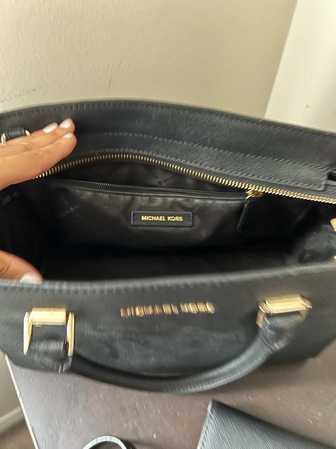 Michael Kors black handbag and matching wallet - photo 2
