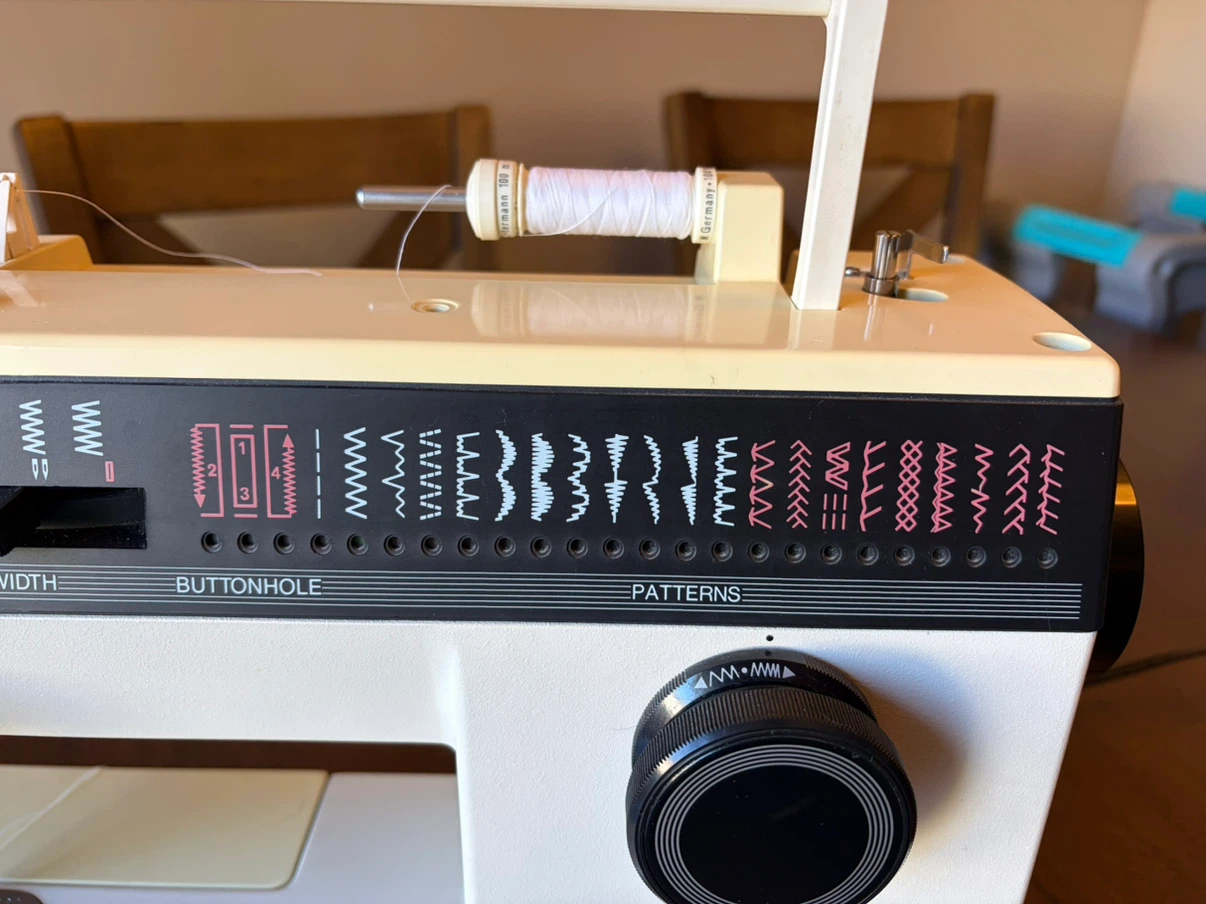 Vintage Singer Electronic Sewing Machine - photo 2