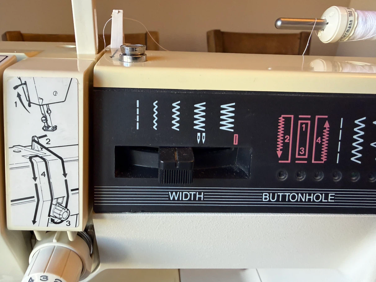Vintage Singer Electronic Sewing Machine - photo 3