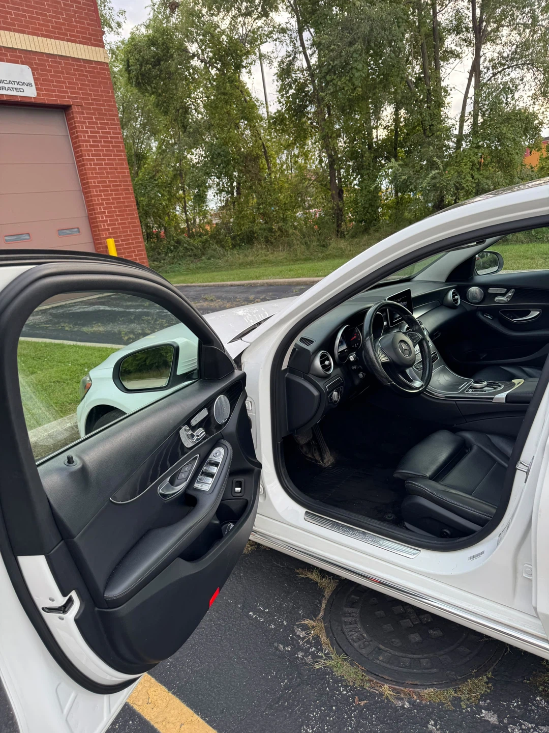 2017 White Mercedes-Benz C300 4MATIC Sedan - photo 5