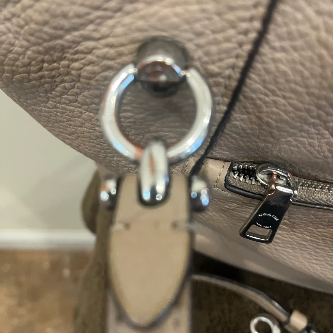 Authentic Coach Beige Leather Shoulder Bag - photo 4