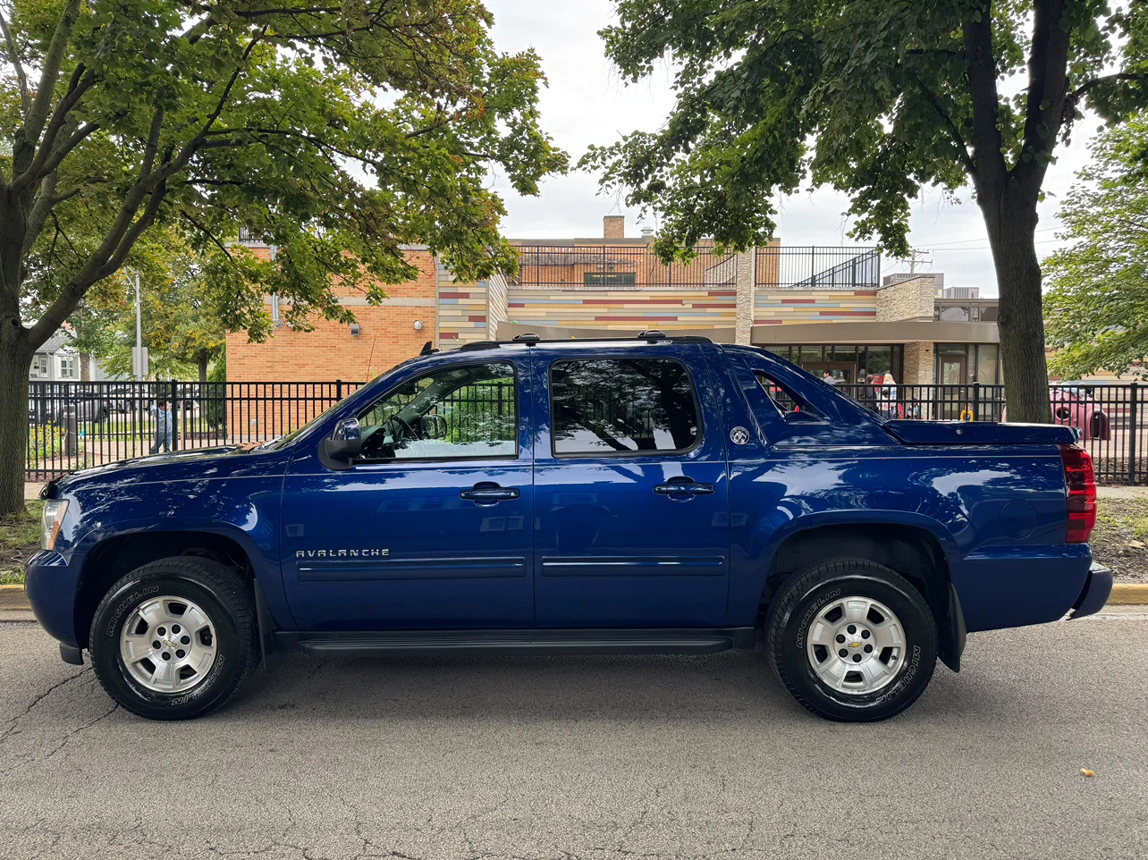 2013 Chevrolet Avalanche Pickup Truck - photo 2