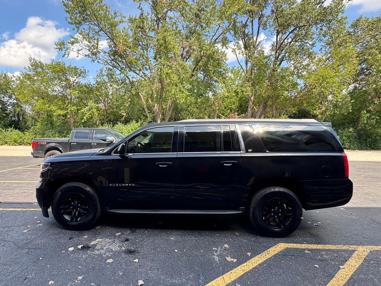 2017 Chevrolet Suburban LT - photo 2