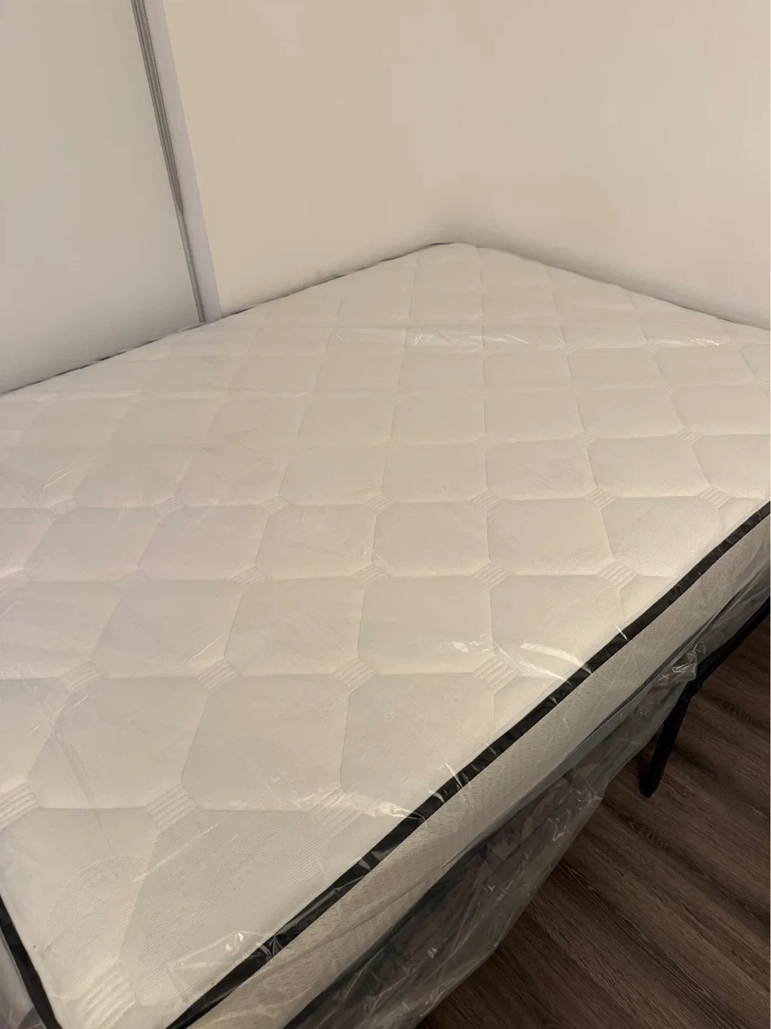 Queen mattress - photo 2