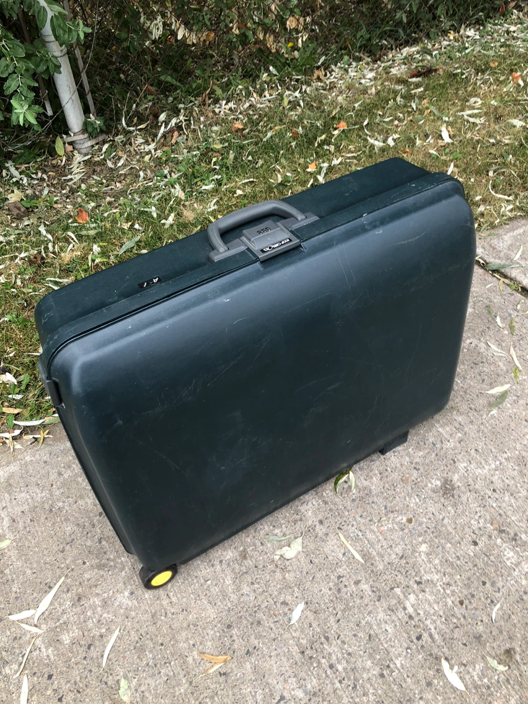 VIP Orion Hard Shell Rolling Suitcase - photo 3