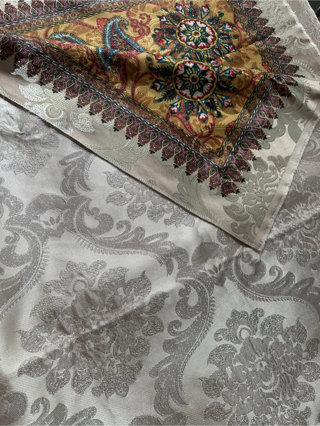 Decorative Paisley Pattern Tablecloth - photo 4