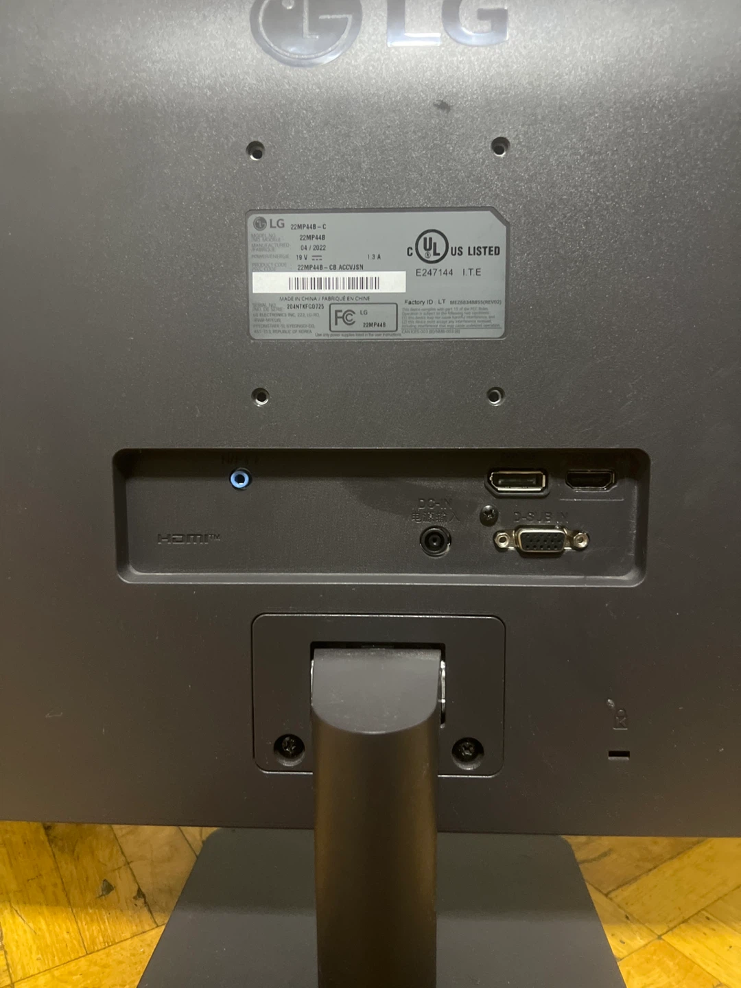 LG 21.5 inch monitor (HDMI and power cord included) - photo 2