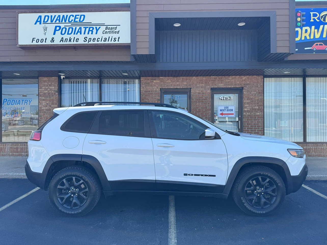 2019 JEEP CHEROKEE UPLAND 4WD — CLEAN TITLE - photo 2