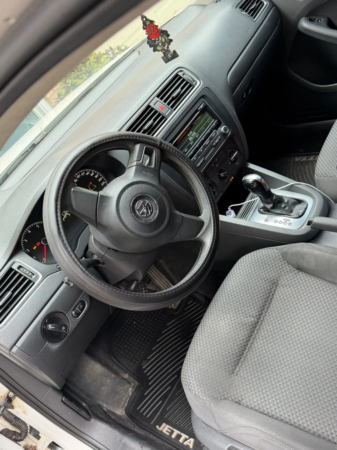Volkswagen Jetta Sedan - photo 2