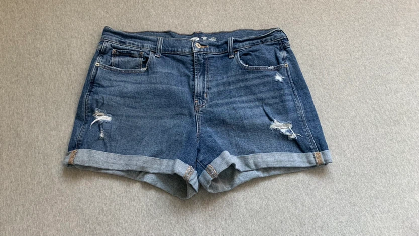 Old Navy Mid-Rise Boyfriend Shorts - Size 14