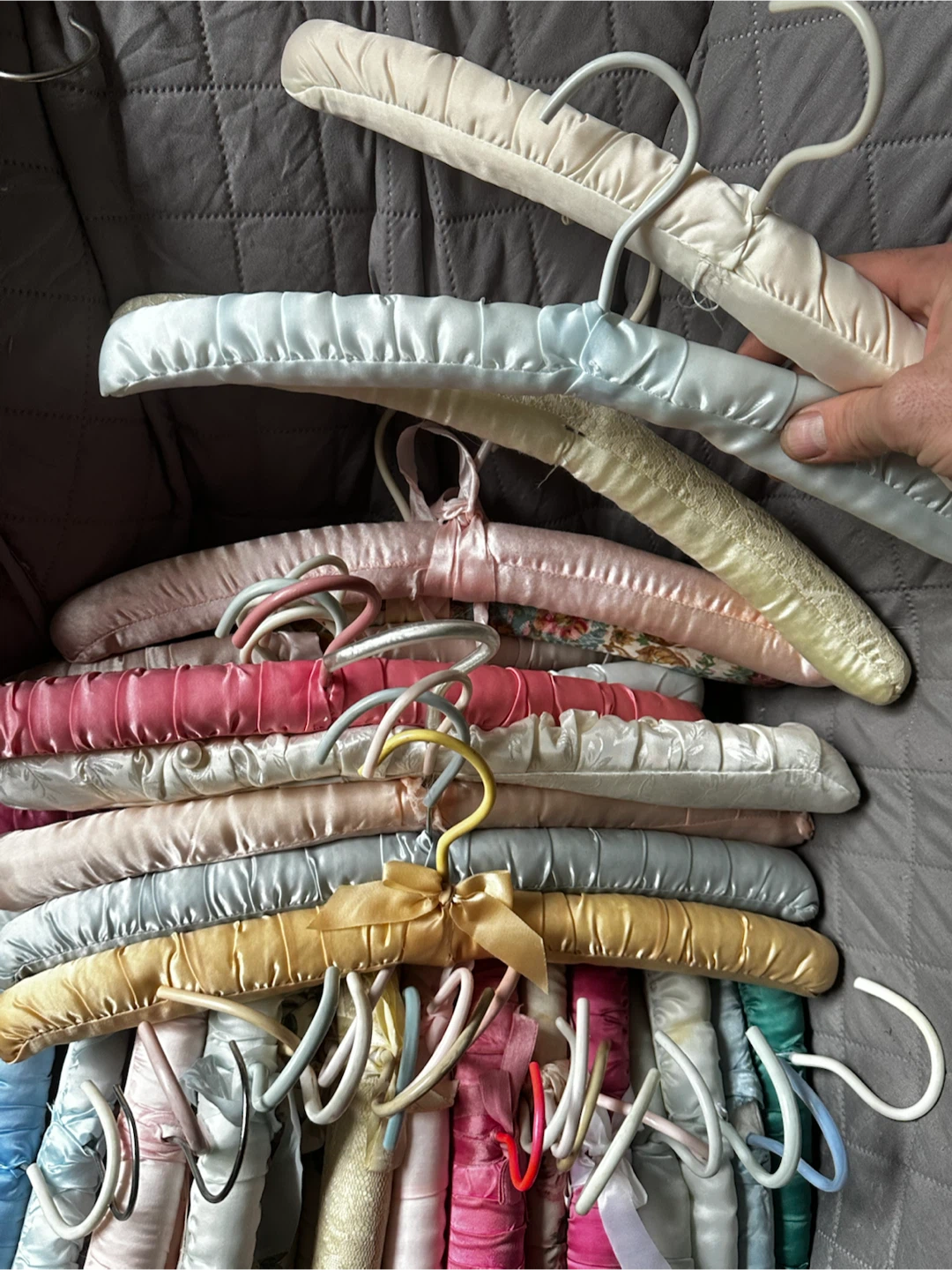 Lot of 35 vintage satin hangers - photo 2