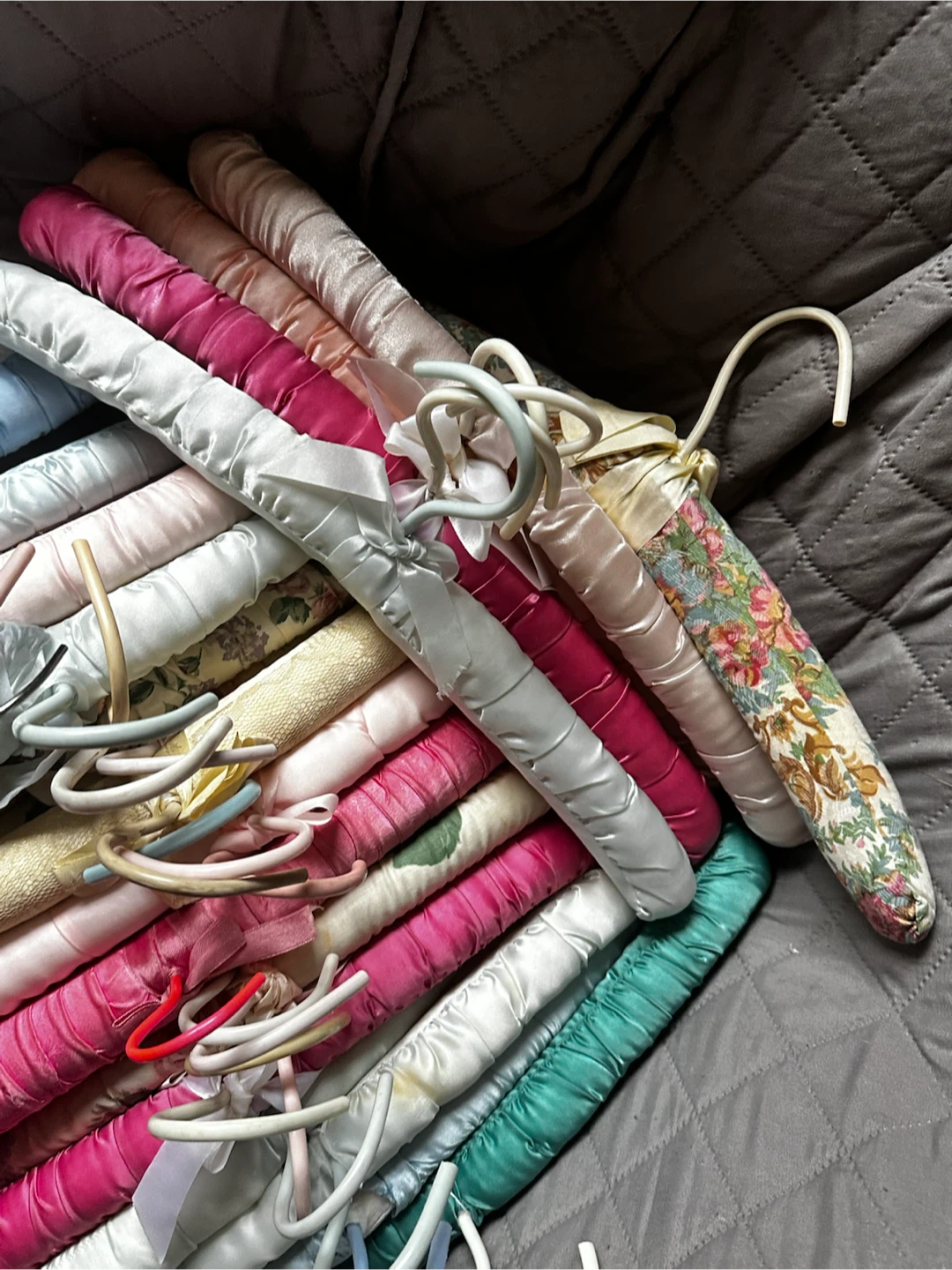 Lot of 35 vintage satin hangers - photo 3