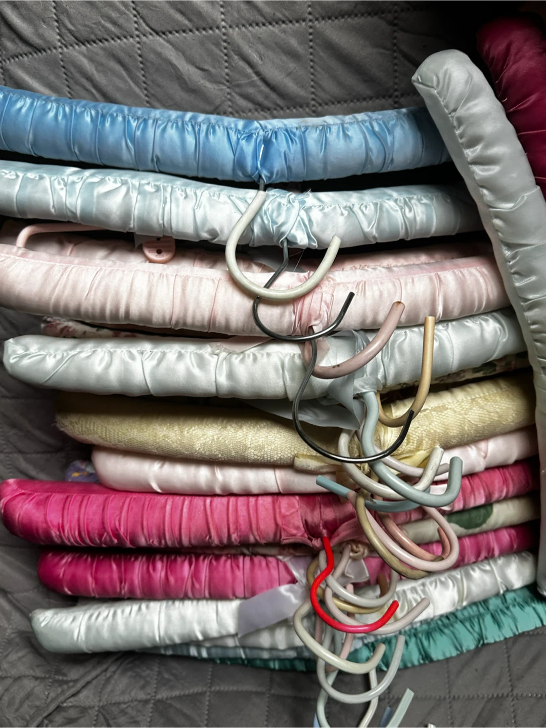 Lot of 35 vintage satin hangers - photo 4