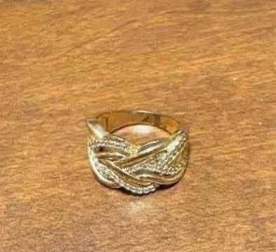 Ring (Never worn) (Size 7)(Giving away for Free)