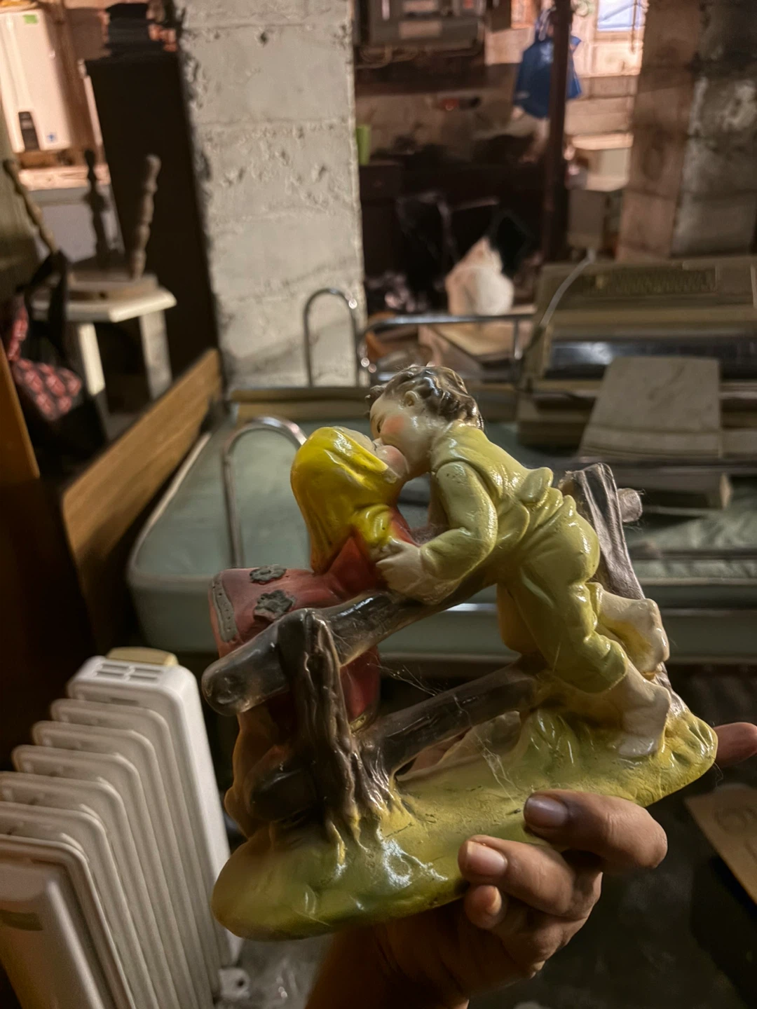 Vintage ceramic kissing couple figurine - photo 2