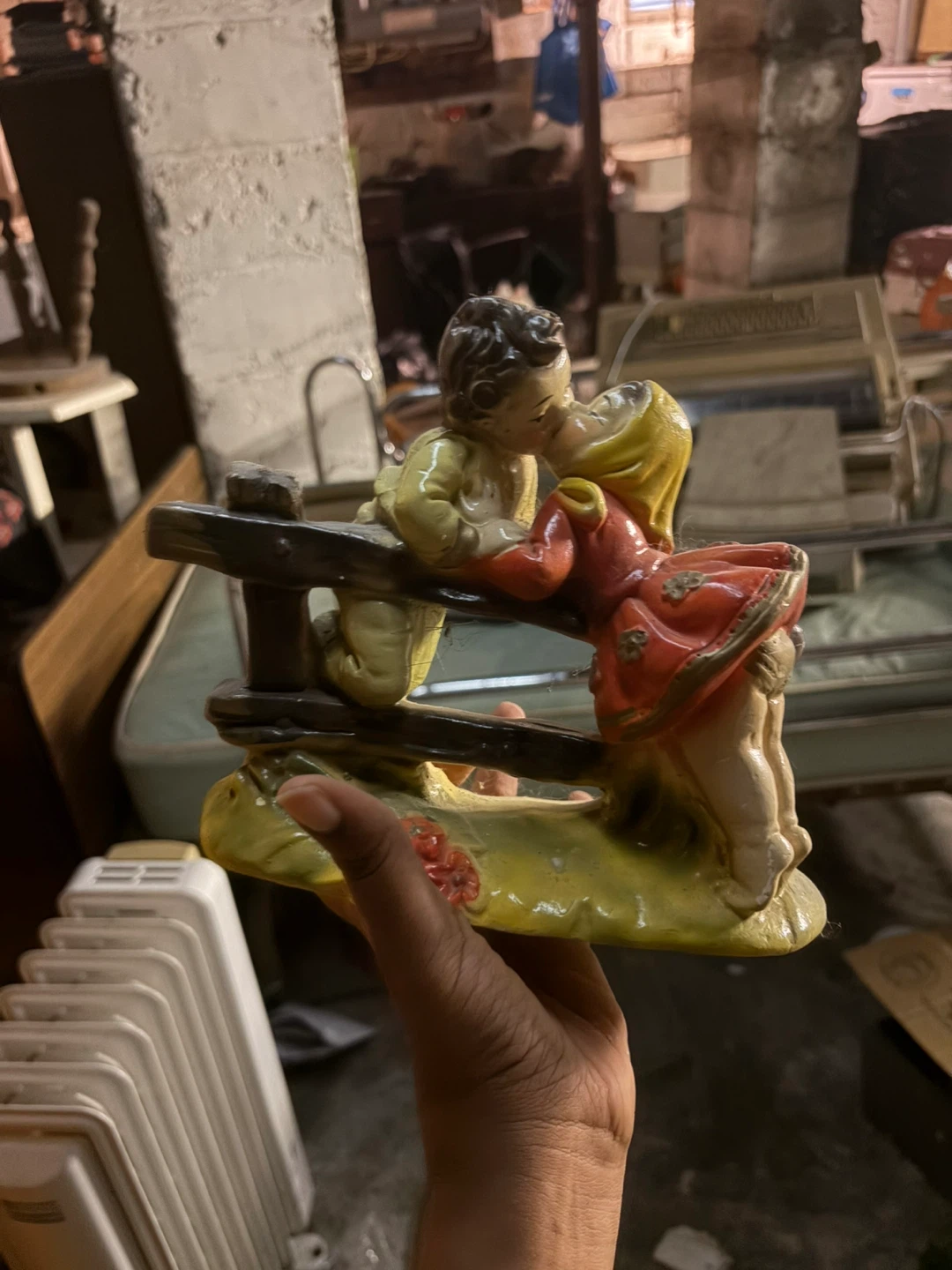 Vintage ceramic kissing couple figurine - photo 3