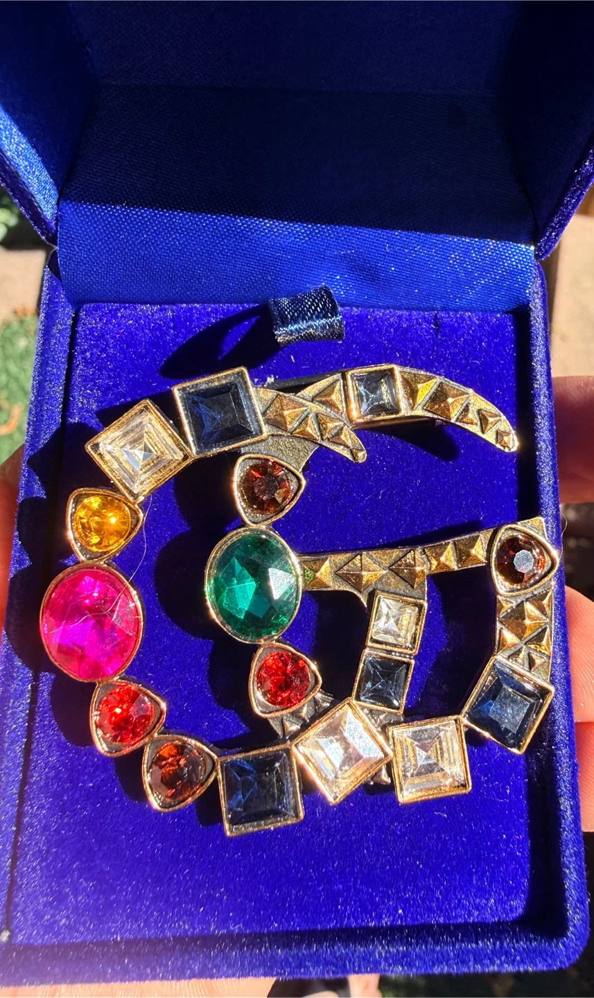 Stunning Gucci GG Crystal Embellished Brooch - photo 3