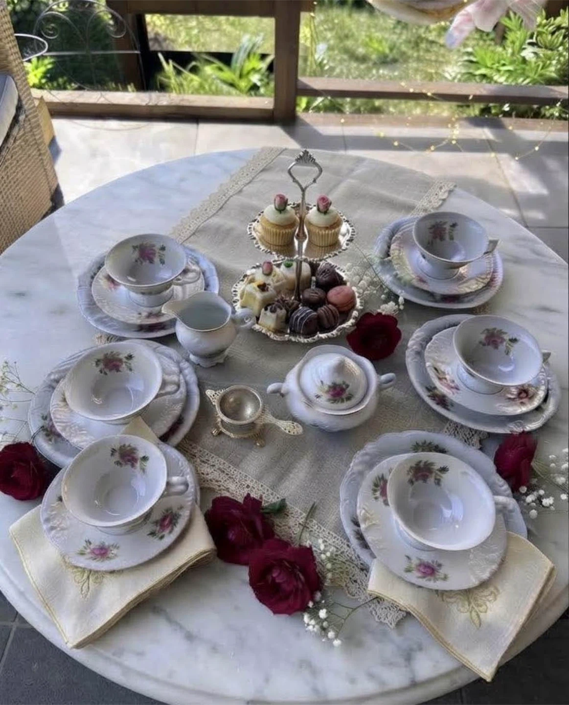 Vintage Heirloom 20-Piece Wałbrzych Porcelain Rose Tea Set
