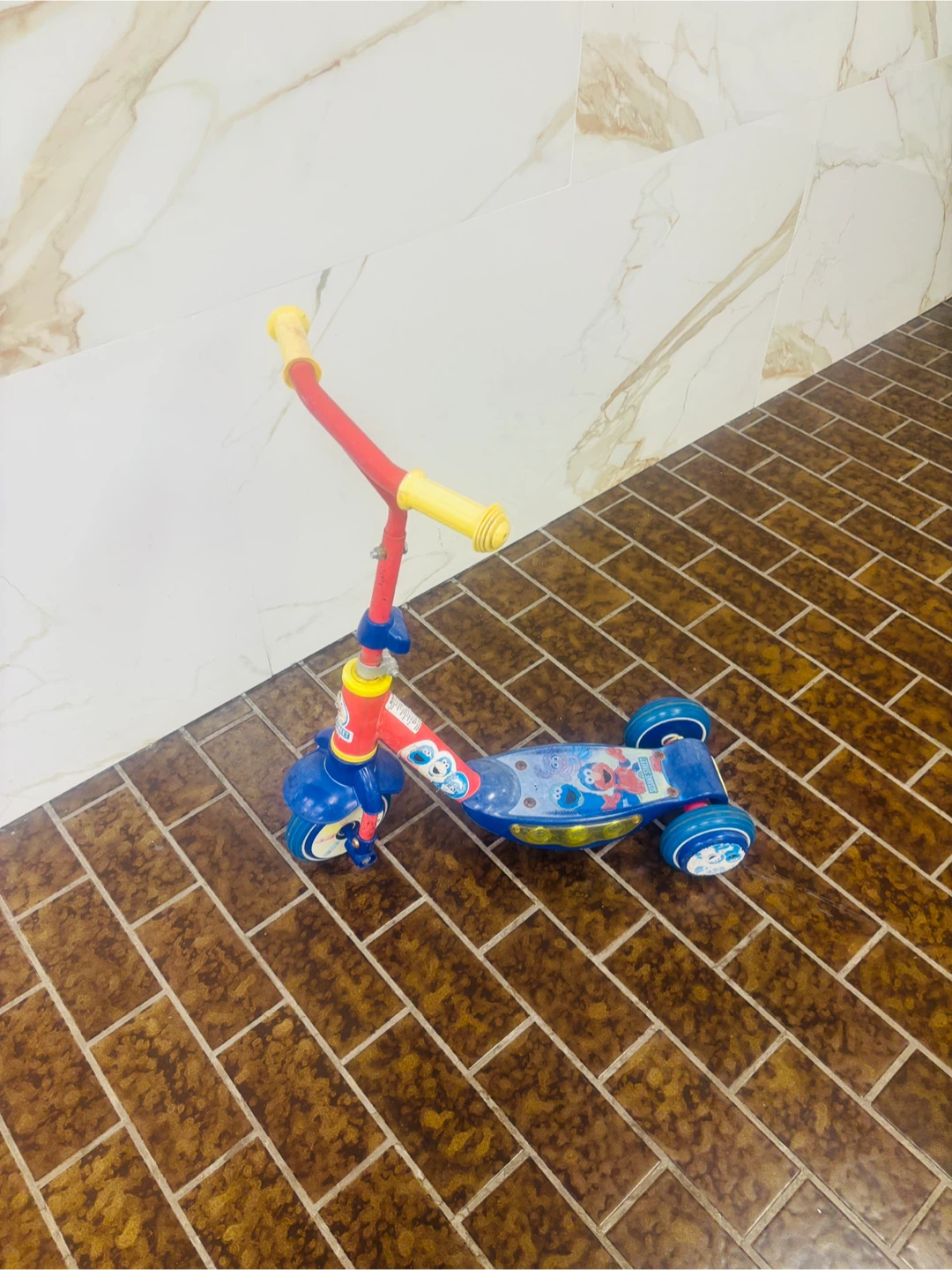 Sesame Street Three-Wheel Kick Scooter - photo 2