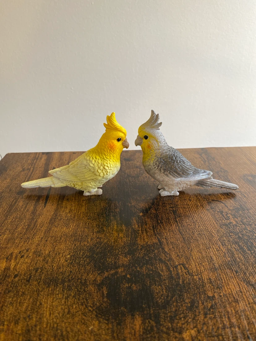 Set of two cockatiel bird figurines - photo 2