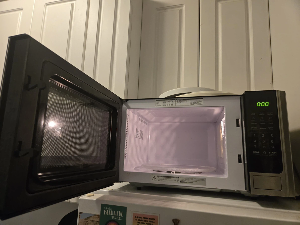 Black+Decker Microwave Oven - photo 2