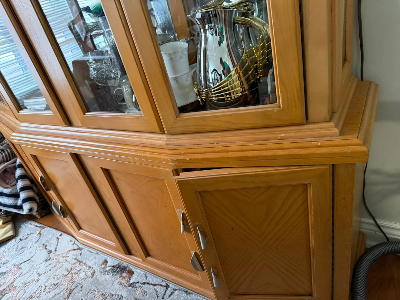 Oak china cabinet with glass doors - photo 2