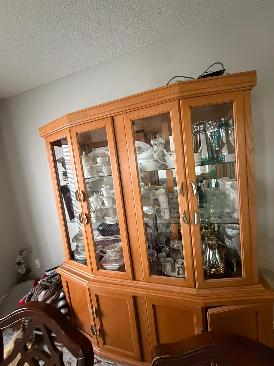 Oak china cabinet with glass doors - photo 3