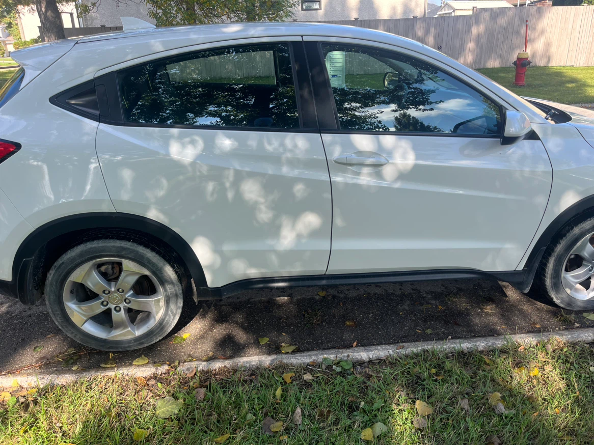 White Honda HR-V AWD - photo 2