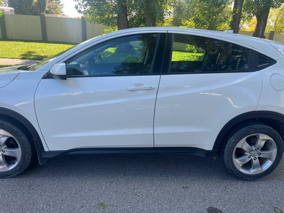 White Honda HR-V AWD - photo 3