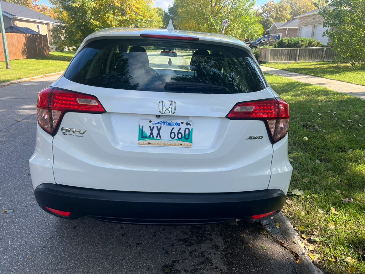 White Honda HR-V AWD - photo 4