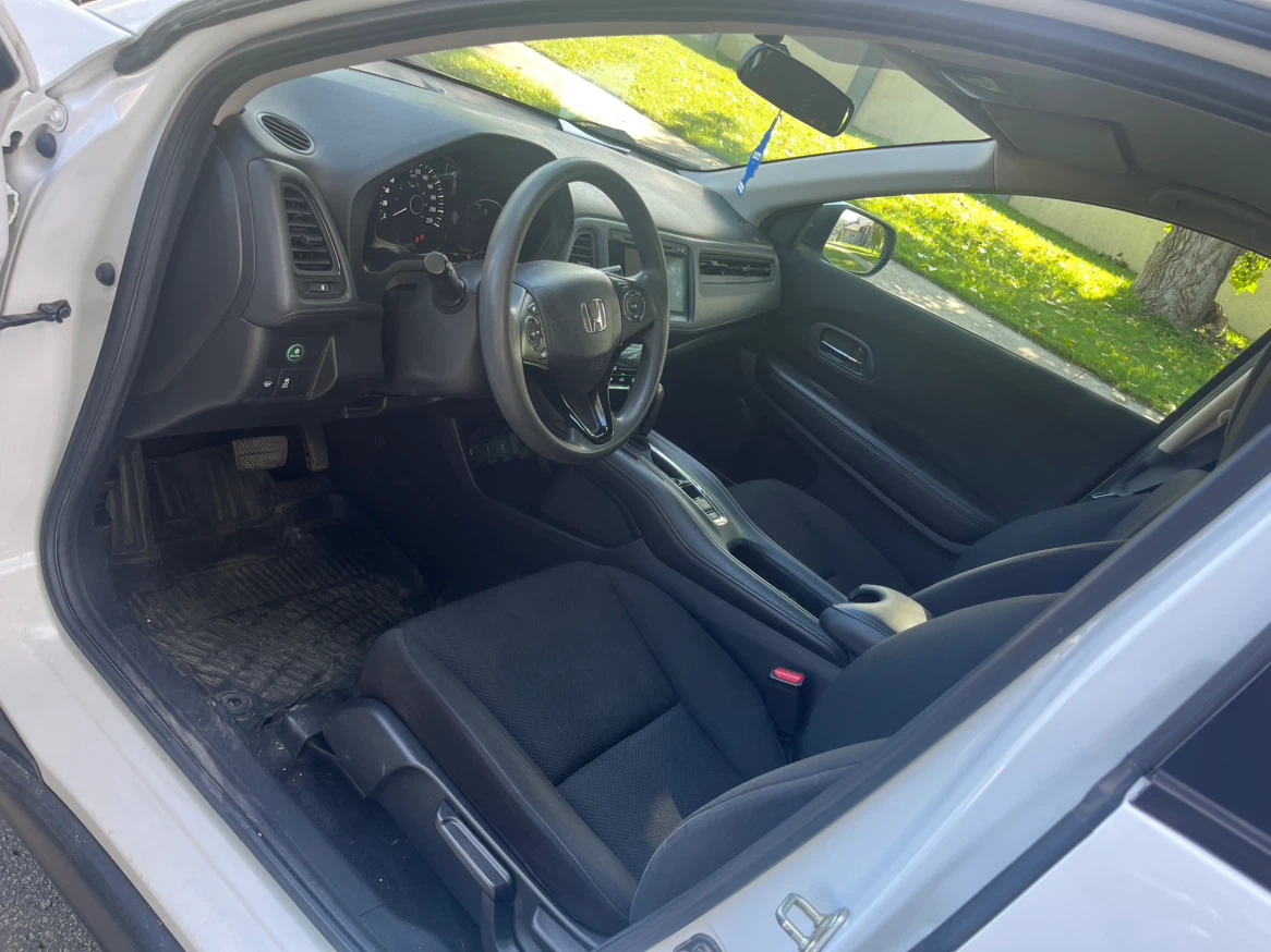 White Honda HR-V AWD - photo 5