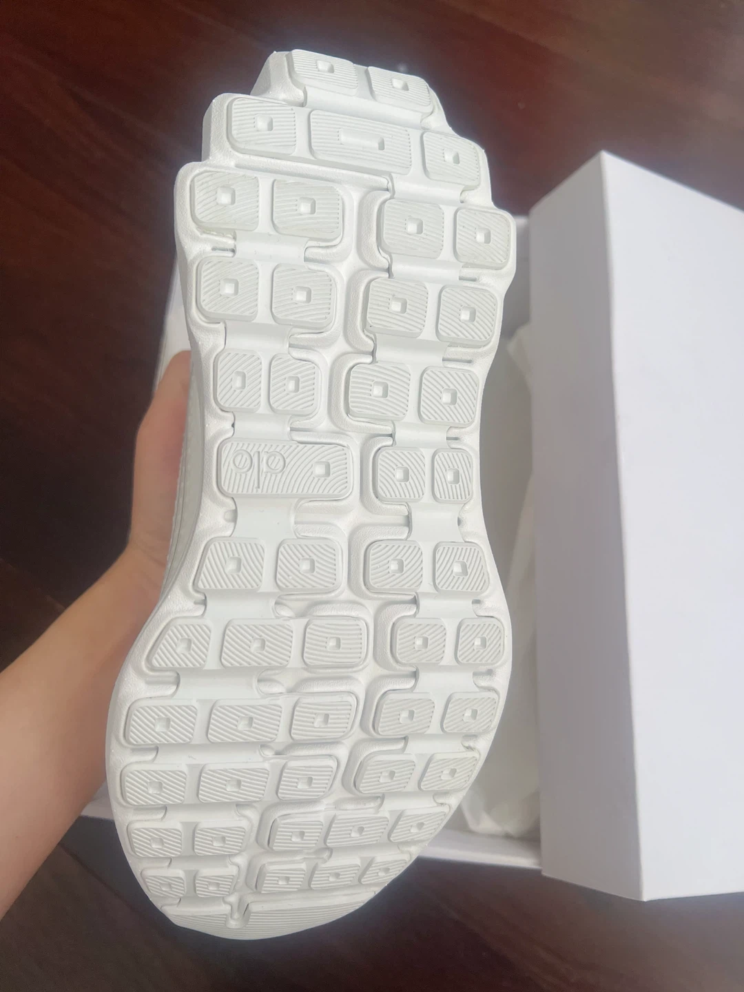 100% new Alo Yoga Runner Shoes White - photo 2