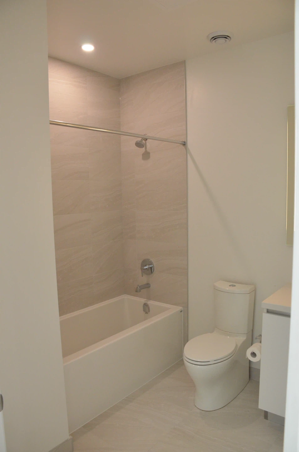 Brand new furnished studio unit for lease in Leaside - photo 5
