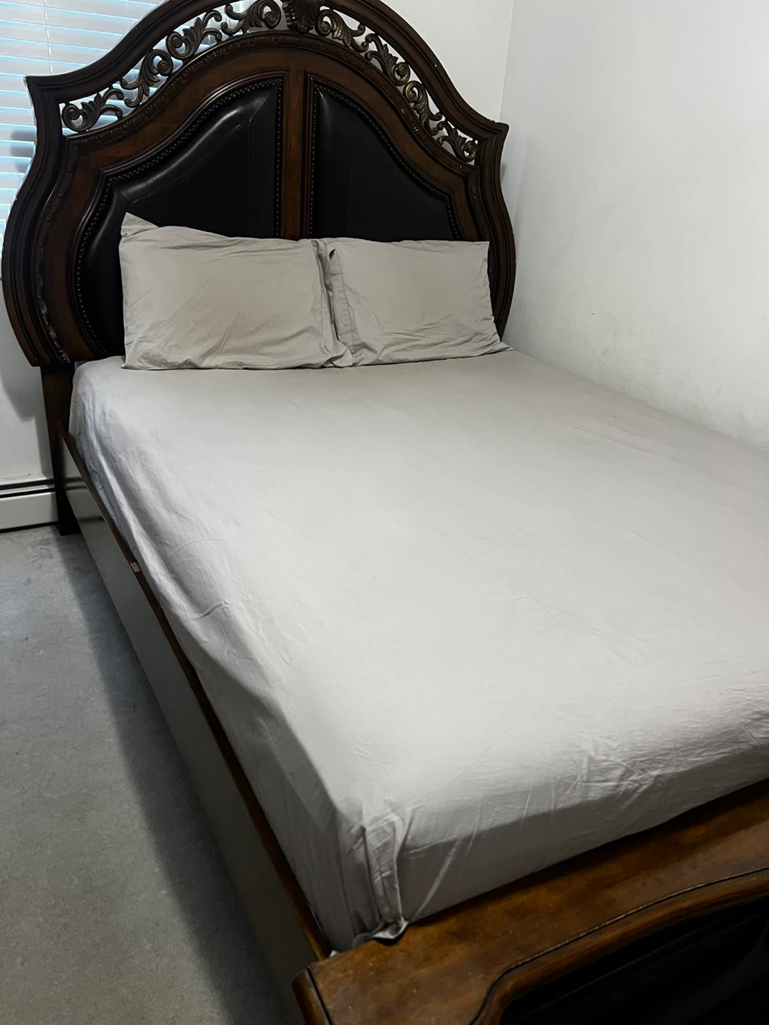 Traditional Bedroom Set with Bed and Dresser - photo 2