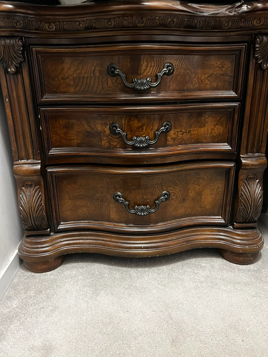 Traditional Bedroom Set with Bed and Dresser - photo 4
