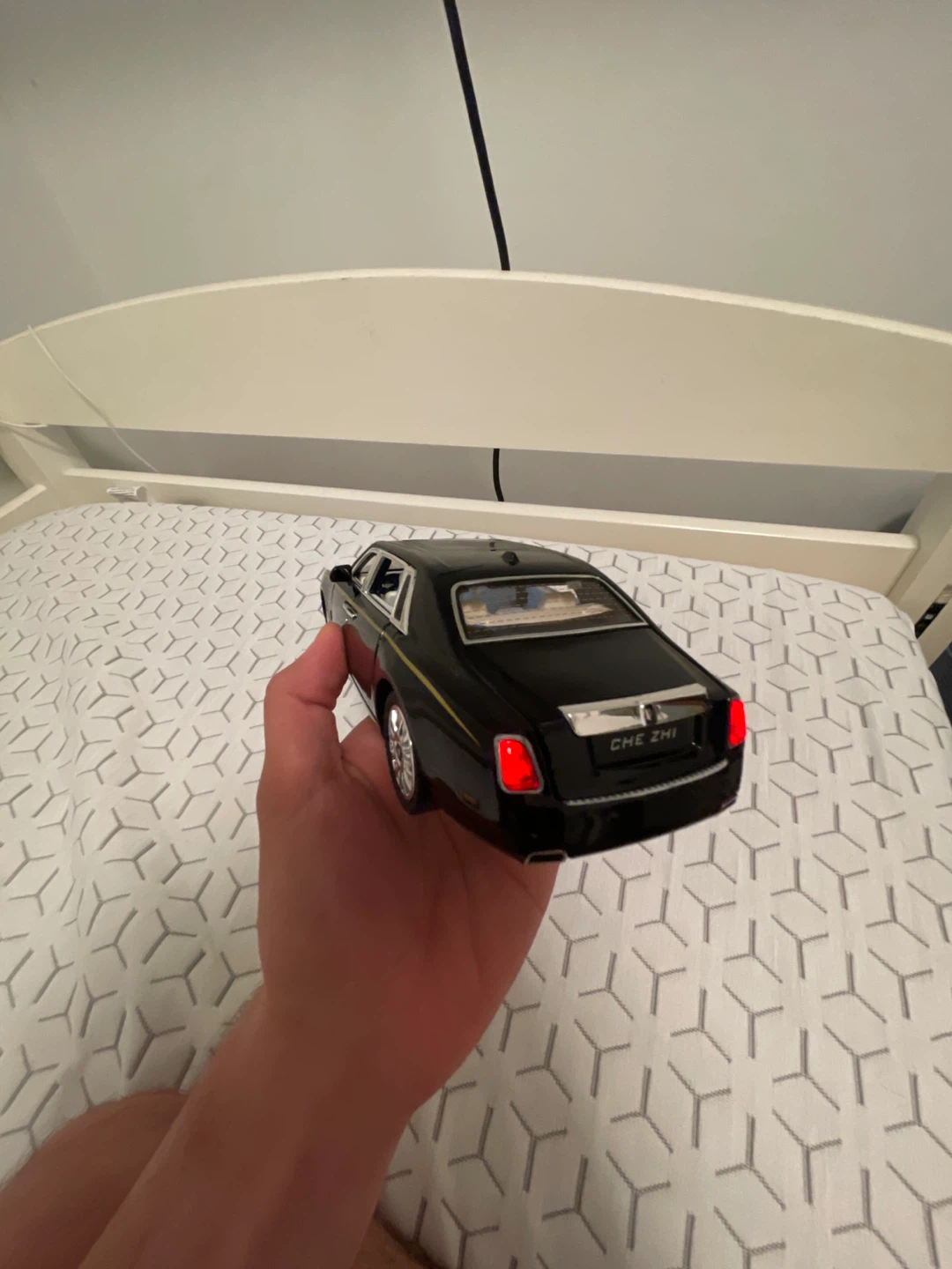 Rolls-Royce Phantom Diecast Model Scale 1:24 - photo 3