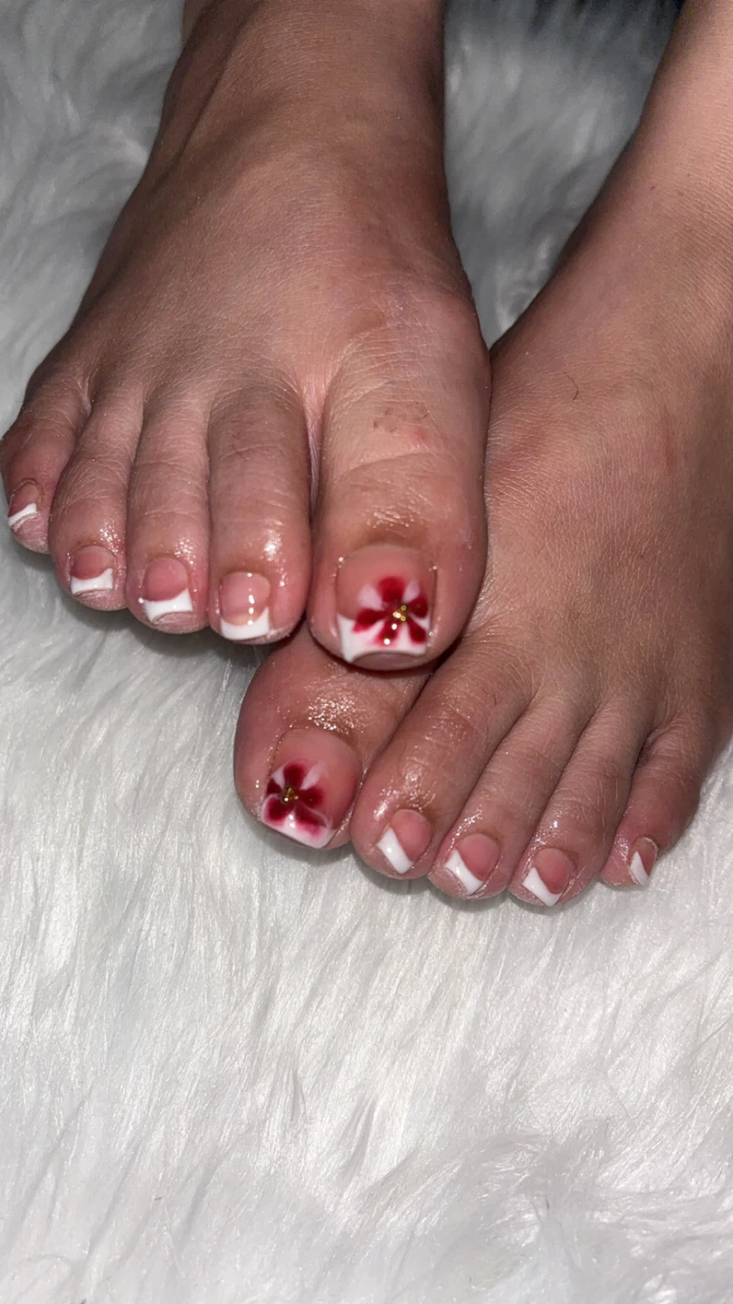 nails  and home service is available - photo 2