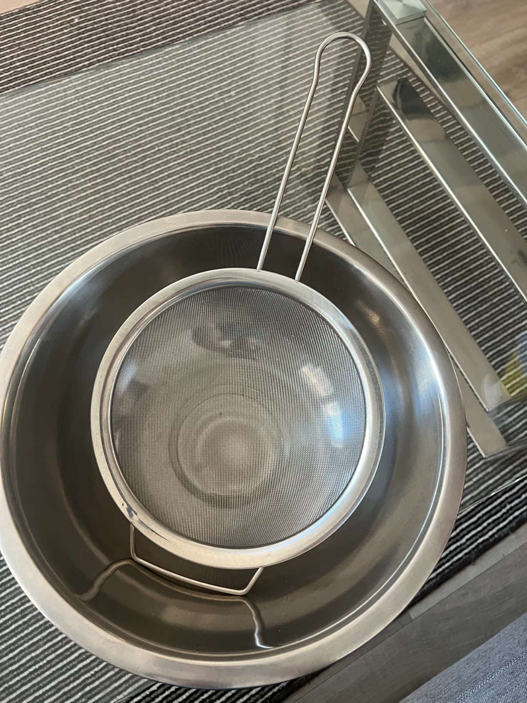 Stainless steel mixing bowl and strainer set